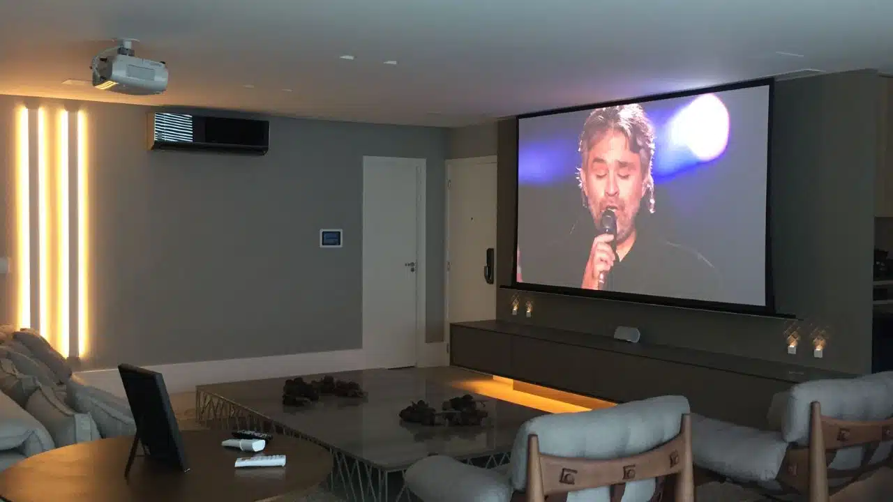 Sala com home theater integrado à decoração no projeto Tecnologia com Design