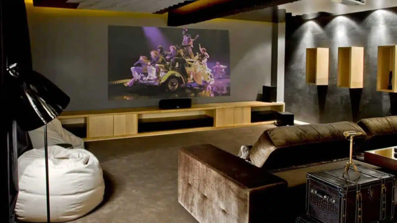 Sala de estar com home theater, projetor e tela
