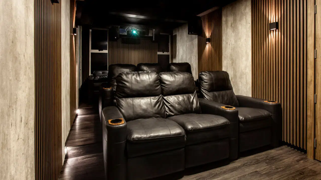 Sala de cinema privada com poltronas de couro